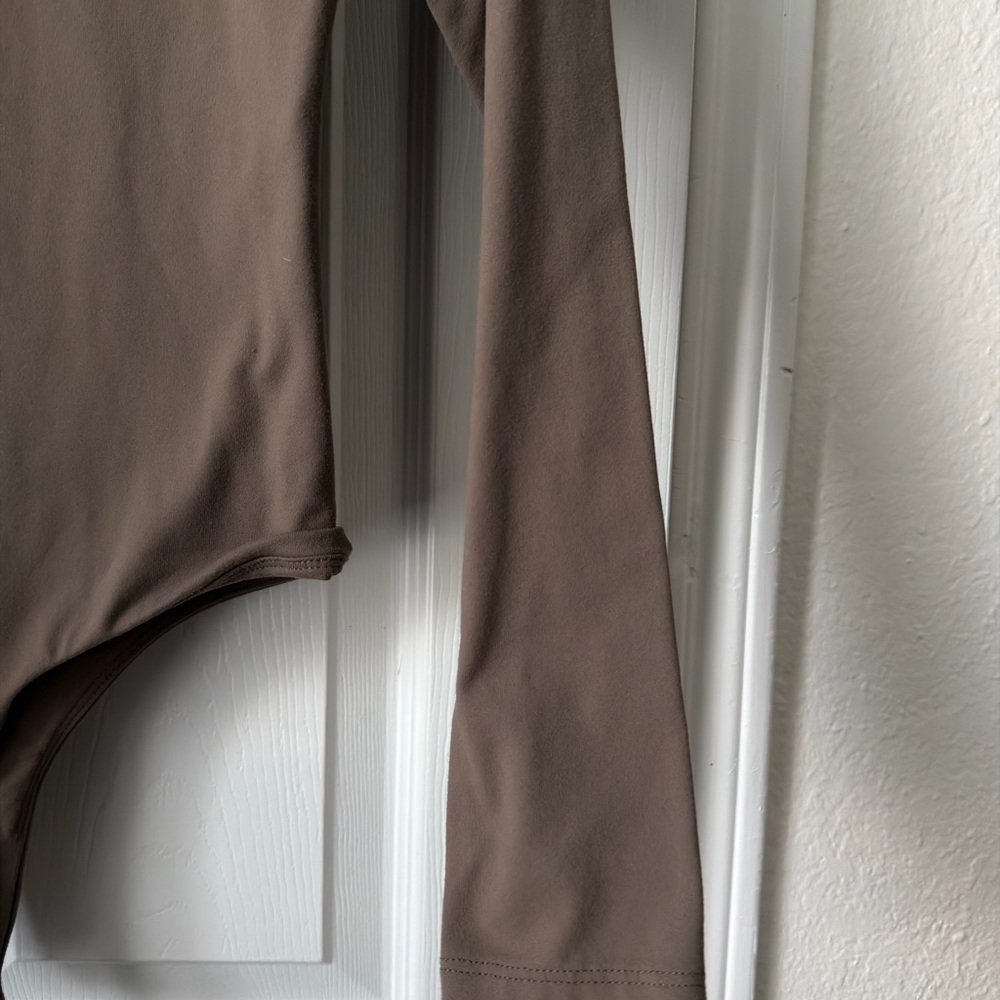 Nuuds Scoop Neck Bodysuit Small Mocha Long Sleeve Thong Stretch Minimalist EUC - Picture 3 of 5
